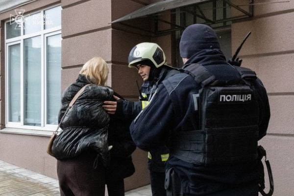 
 Вибух і масштабна пожежа в Києві: рятувальники назвали причину (фото)
 