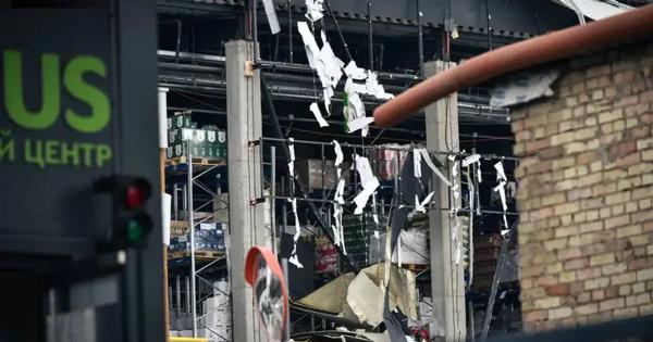  Російський удар пошкодив хаб мережі супермаркетів у Києві: відео 