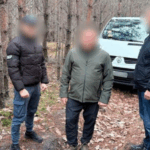 Київського поліцейського, який ховався в лісі з 13 млн, заарештували