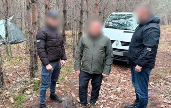 Київського поліцейського, який ховався в лісі з 13 млн, заарештували Київського поліцейського, який ховався в лісі з 13 млн, заарештували