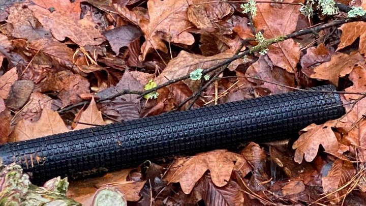 У Києві в лісі знайшли уламки дрона з вибухівкою