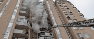 Вибух та пожежа у Києві: на Кудрявській палає квартира (відео)