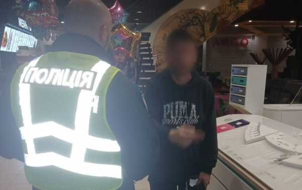 У Києві чоловік кинув страйкбольну гранату у торгівельному центрі