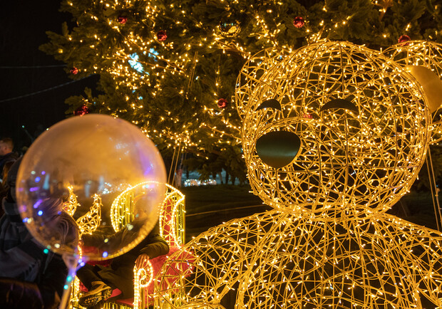 Магія серед темряви: ILLUMINARIUM повертається на ВДНГ з казковими світловими інсталяціями