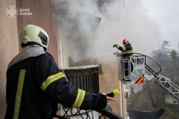 
 Вибух і масштабна пожежа в Києві: рятувальники назвали причину (фото)
 