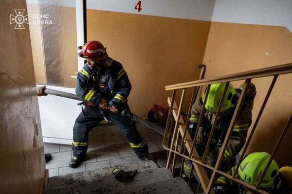 
 Вибух і масштабна пожежа в Києві: рятувальники назвали причину (фото)
 