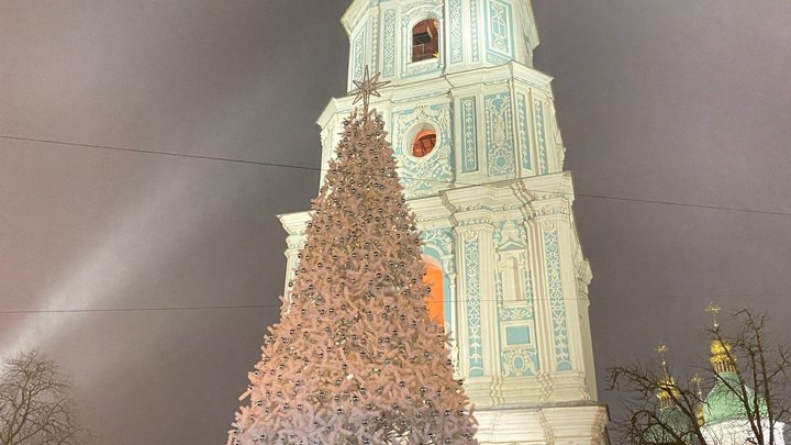 У КМДА розповіли, коли почнуть встановлювати головну новорічну ялинку країни