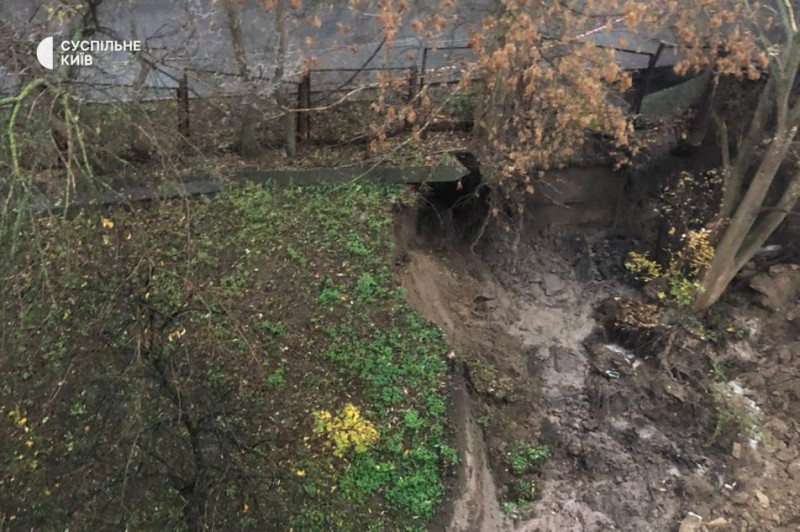 "Результат системних проблем міста": мешканці Печерського узвозу після аварії на водогоні бояться масштабного зсуву