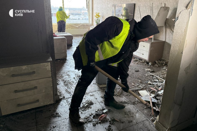 Іноземці допомагають прибирати: як виглядає ЖК "Централ Парк" після атаки на Київ