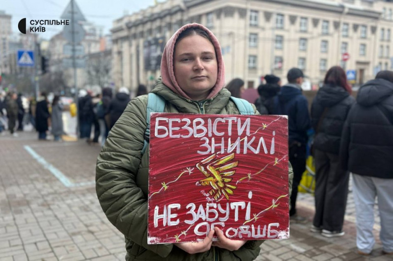 "Пекло — це жити, не знаючи, де твій воїн": родичі російських бранців зібралися на акцію підтримки у Києві