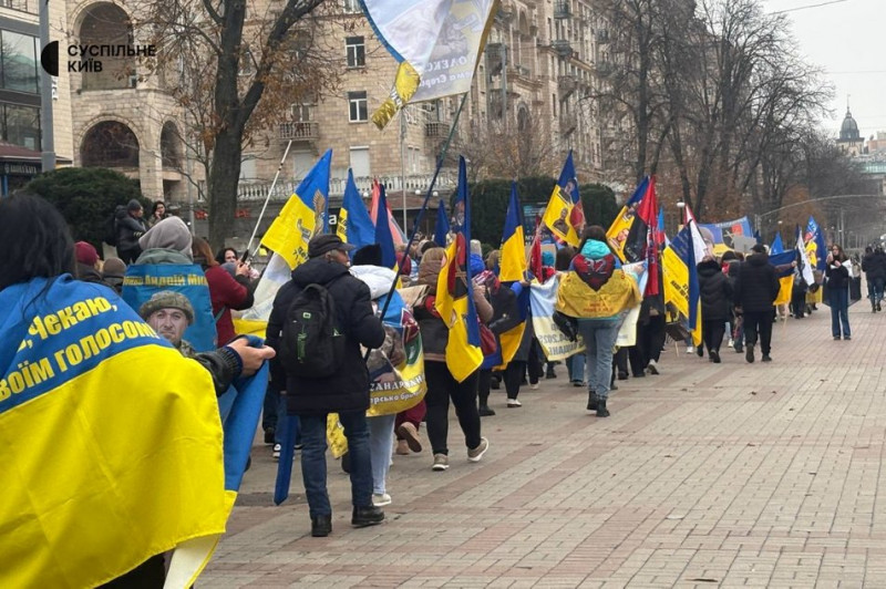 "Наші ще не вдома": у Києві відбулася мирна хода на підтримку полонених та зниклих безвісти