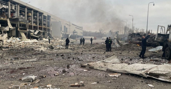 
 Запізнення на роботу врятувало життя: працівниця складу супермаркету розповіла про атаку по Києву
 