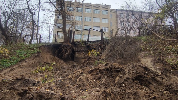"Результат системних проблем міста": мешканці Печерського узвозу після аварії на водогоні бояться масштабного зсуву