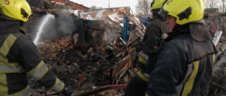 Київ пережив одну з масштабних атак: влучання у вокзал на Лівому березі, є загиблі