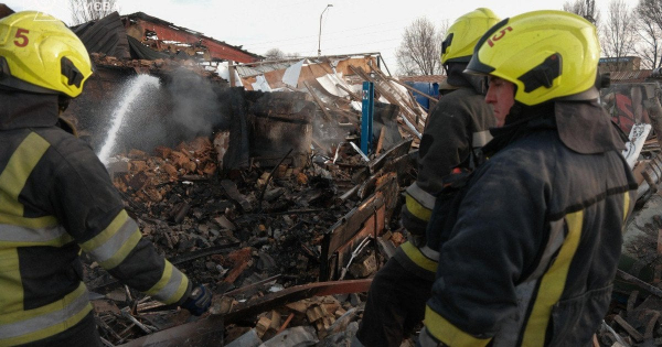 
 Київ пережив одну з масштабних атак: влучання у вокзал на Лівому березі, є загиблі
 