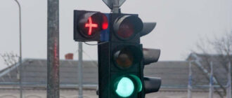 Червоний хрест на світлофорі: що означає новий сигнал у Києві