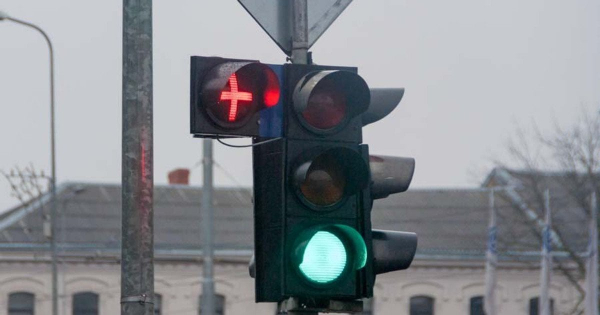 Червоний хрест на світлофорі: що означає новий сигнал у Києві
Червоний хрест на світлофорі: що означає новий сигнал у Києві