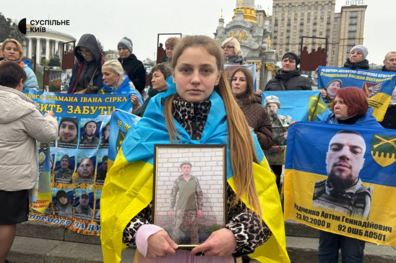 "Голос тиші": на Майдані Незалежності відбулася акція родин полонених та безвісти зниклих військових