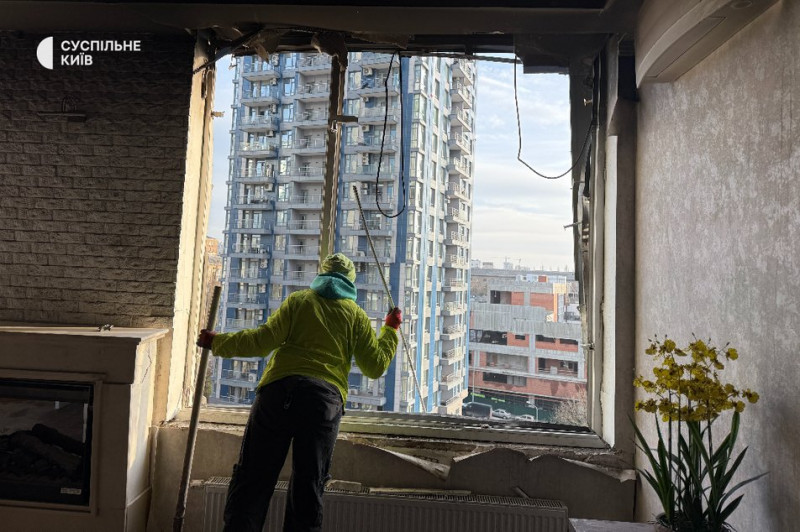 Іноземці допомагають прибирати: як виглядає ЖК "Централ Парк" після атаки на Київ