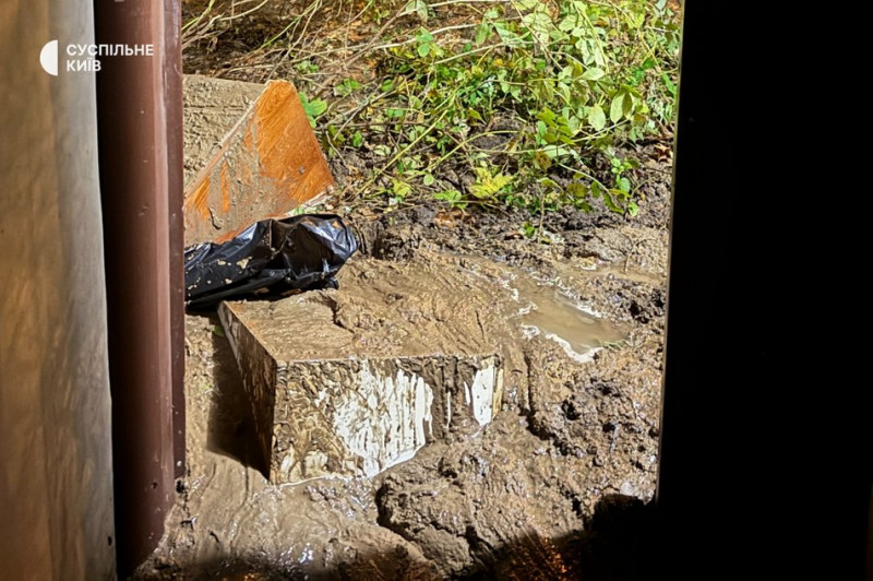 "Результат системних проблем міста": мешканці Печерського узвозу після аварії на водогоні бояться масштабного зсуву