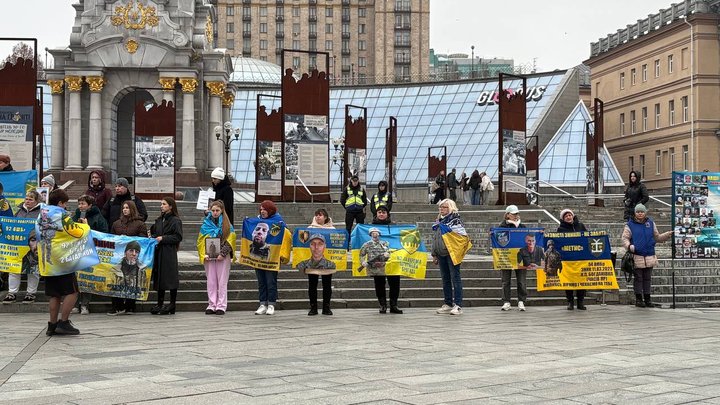 "Голос тиші": на Майдані Незалежності відбулася акція родин полонених та безвісти зниклих військових
