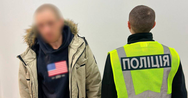 
 У Києві чоловік погрожував гранатою під час пограбування магазину: чим все завершилося
 