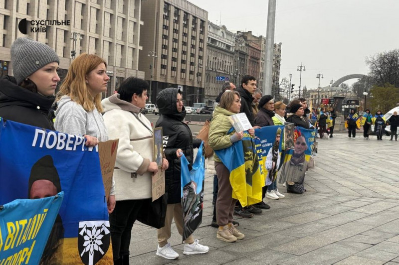 "Голос тиші": на Майдані Незалежності відбулася акція родин полонених та безвісти зниклих військових