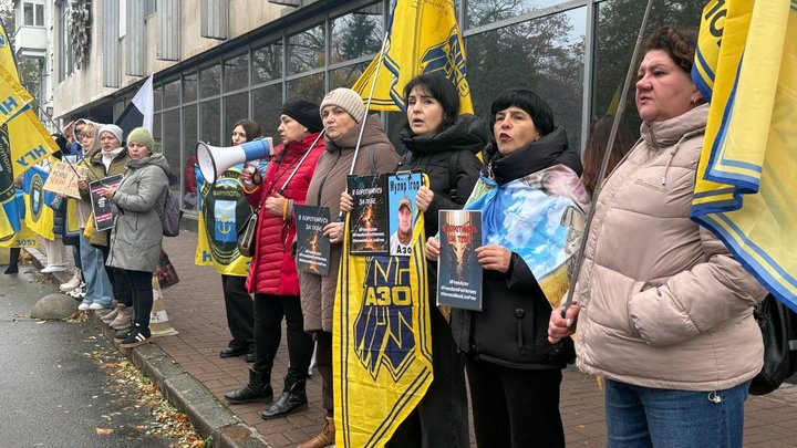 "Наші ще не вдома": у Києві відбулася мирна хода на підтримку полонених та зниклих безвісти