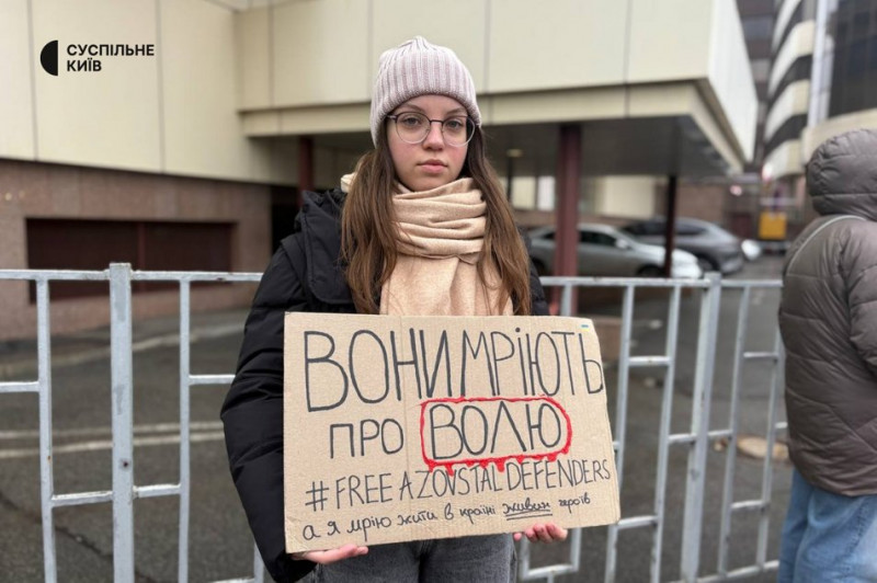 "Вірю в диво": рідні полонених та зниклих військових вийшли на акцію в Києві