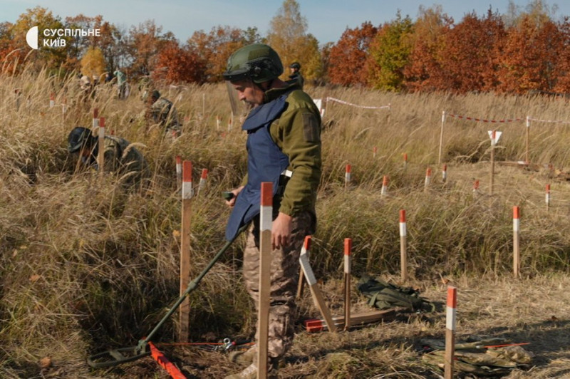 "На навчаннях зірвав розтяжку". Як ветерани опановують гуманітарне розмінування в Києві