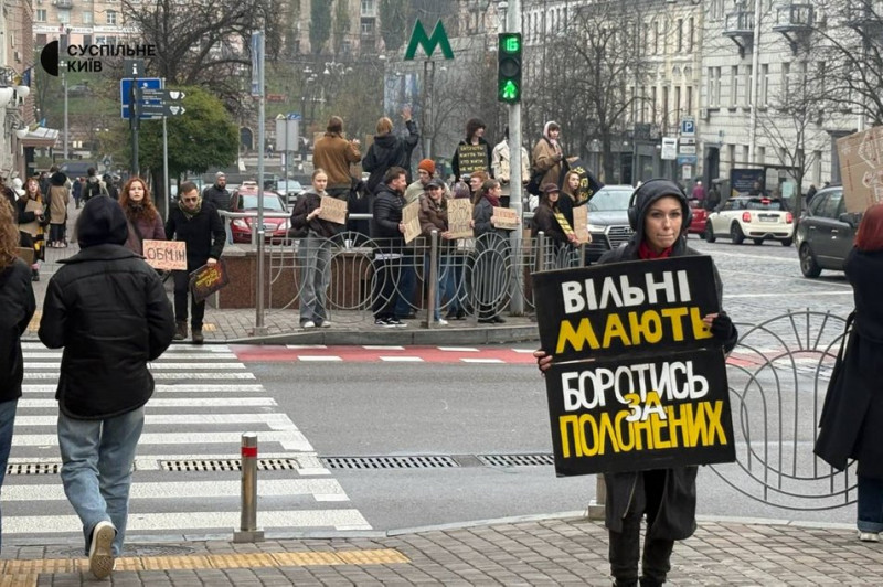 "Пекло — це жити, не знаючи, де твій воїн": родичі російських бранців зібралися на акцію підтримки у Києві