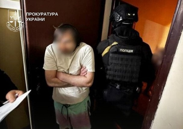 Вистежували оселі забезпечених містян: у Києві судитимуть банду квартирних крадіїв
Вистежували оселі забезпечених містян: у Києві судитимуть банду квартирних крадіїв