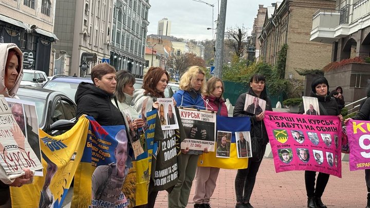 "Ми об'єдналися, щоб бути їхнім голосом": у Києві пройшла акція рідних полонених та безвісти зниклих військових