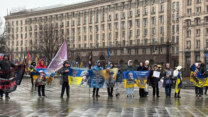 Акція на підтримку військовополонених в Києві: родичі зниклих проти фільму "Як козаки на Курщину ходили"