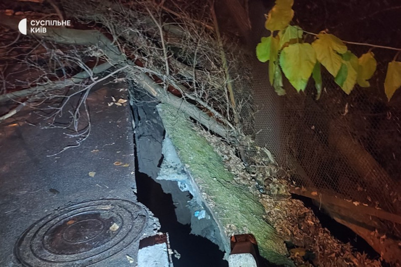 "Результат системних проблем міста": мешканці Печерського узвозу після аварії на водогоні бояться масштабного зсуву