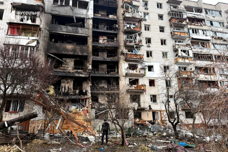 "З третього поверху вся сім'я падала, чоловік помер": у Вишгороді після влучання дронів вигорів цілий під'їзд будинку