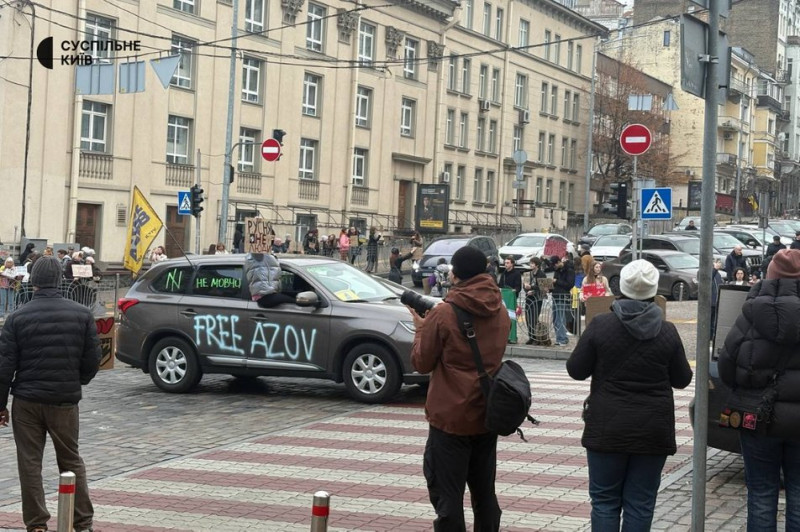 "Пекло — це жити, не знаючи, де твій воїн": родичі російських бранців зібралися на акцію підтримки у Києві