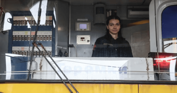 Перша в історії Києва жінка-машиністка: як Катерина Єсипчук керує поїздами підземки
Перша в історії Києва жінка-машиністка: як Катерина Єсипчук керує поїздами підземки