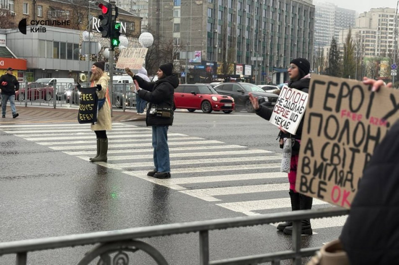 "Вірю в диво": рідні полонених та зниклих військових вийшли на акцію в Києві
