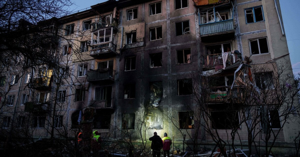 Мати з сином вистрибнули з вікна, рятуючись від російського обстрілу
Мати з сином вистрибнули з вікна, рятуючись від російського обстрілу