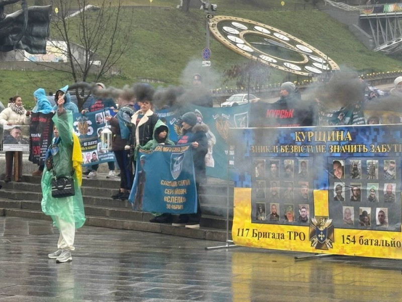 Акція на підтримку військовополонених в Києві: родичі зниклих проти фільму "Як козаки на Курщину ходили"