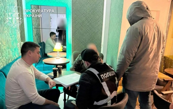 У Києві шахраї видурили мільйони на "лазерну зброю" У Києві шахраї видурили мільйони на "лазерну зброю"