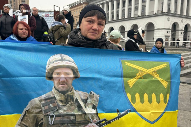 "Голос тиші": на Майдані Незалежності відбулася акція родин полонених та безвісти зниклих військових