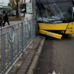 У Києві автобус врізався в електроопору: є постраждалі (фото)