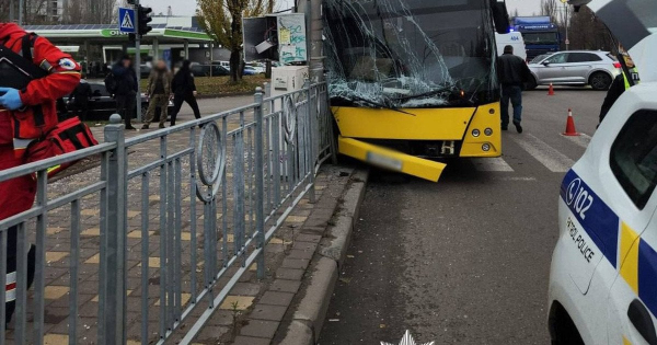 У Києві автобус врізався в електроопору: є постраждалі (фото)
У Києві автобус врізався в електроопору: є постраждалі (фото)