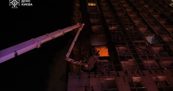 Нічна атака по Києву: є загиблий і постраждалі, врятовано 18 людей (фото, відео)
Нічна атака по Києву: є загиблий і постраждалі, врятовано 18 людей (фото, відео)
