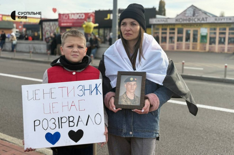 "Ми об'єдналися, щоб бути їхнім голосом": у Києві пройшла акція рідних полонених та безвісти зниклих військових