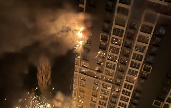 У Києві влучання уламків у будинки, є поранені У Києві влучання уламків у будинки, є поранені