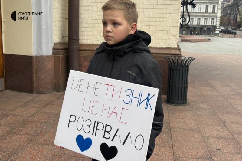 "Наші ще не вдома": у Києві відбулася мирна хода на підтримку полонених та зниклих безвісти