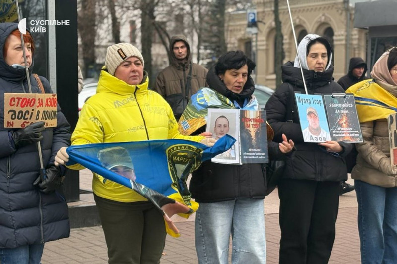 "Сказали 3-4 місяці, а вже четвертий рік пішов": у Києві мітингували родичі військовополонених оборонців Маріуполя